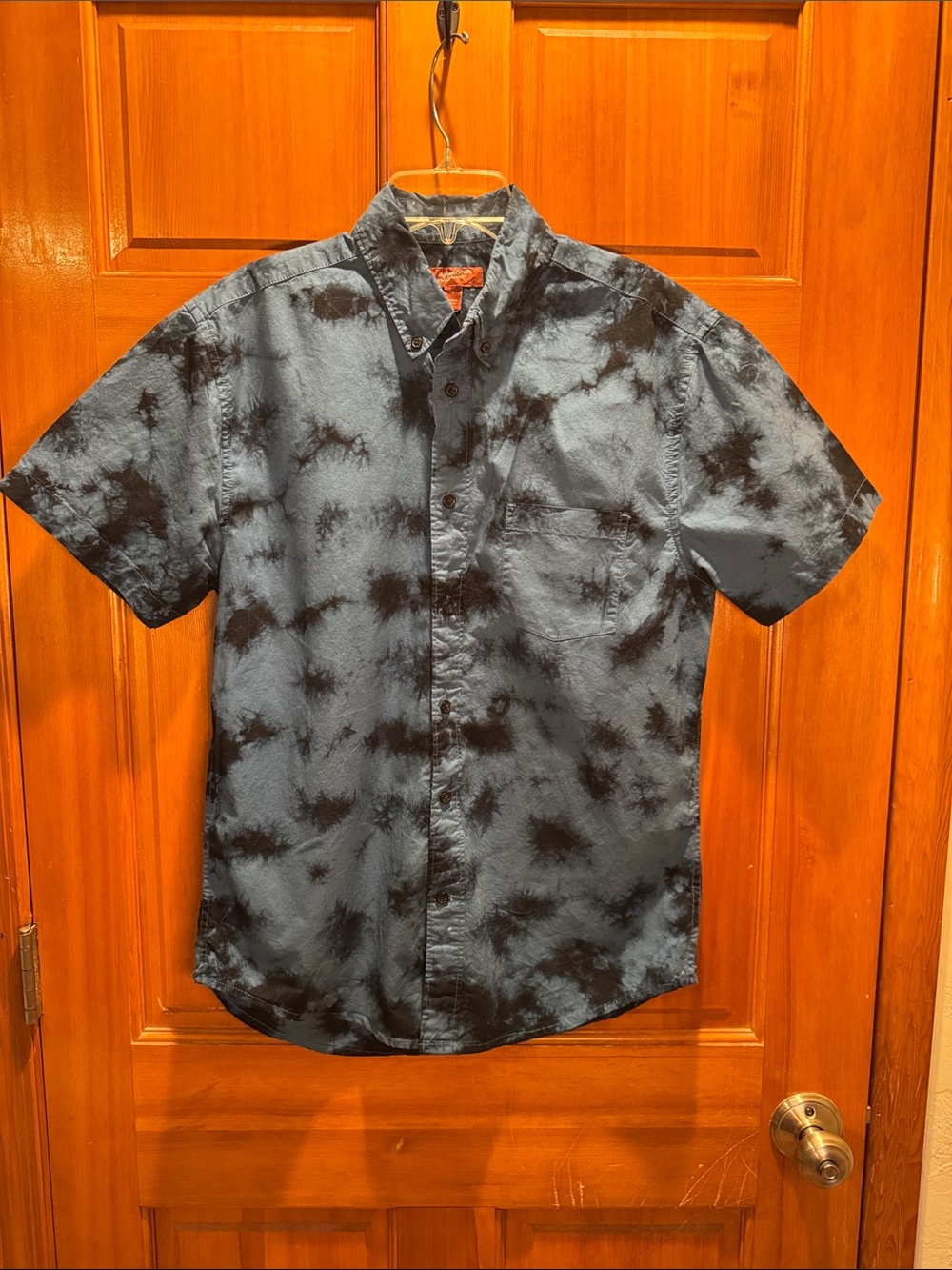 Arizona Jean Co. Men's Short-Sleeve Button-Down in Blue and Black Tie-Dye Small